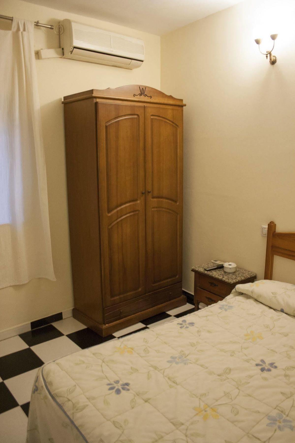 Hostal El Emigrante Dos Hermanas Buitenkant foto