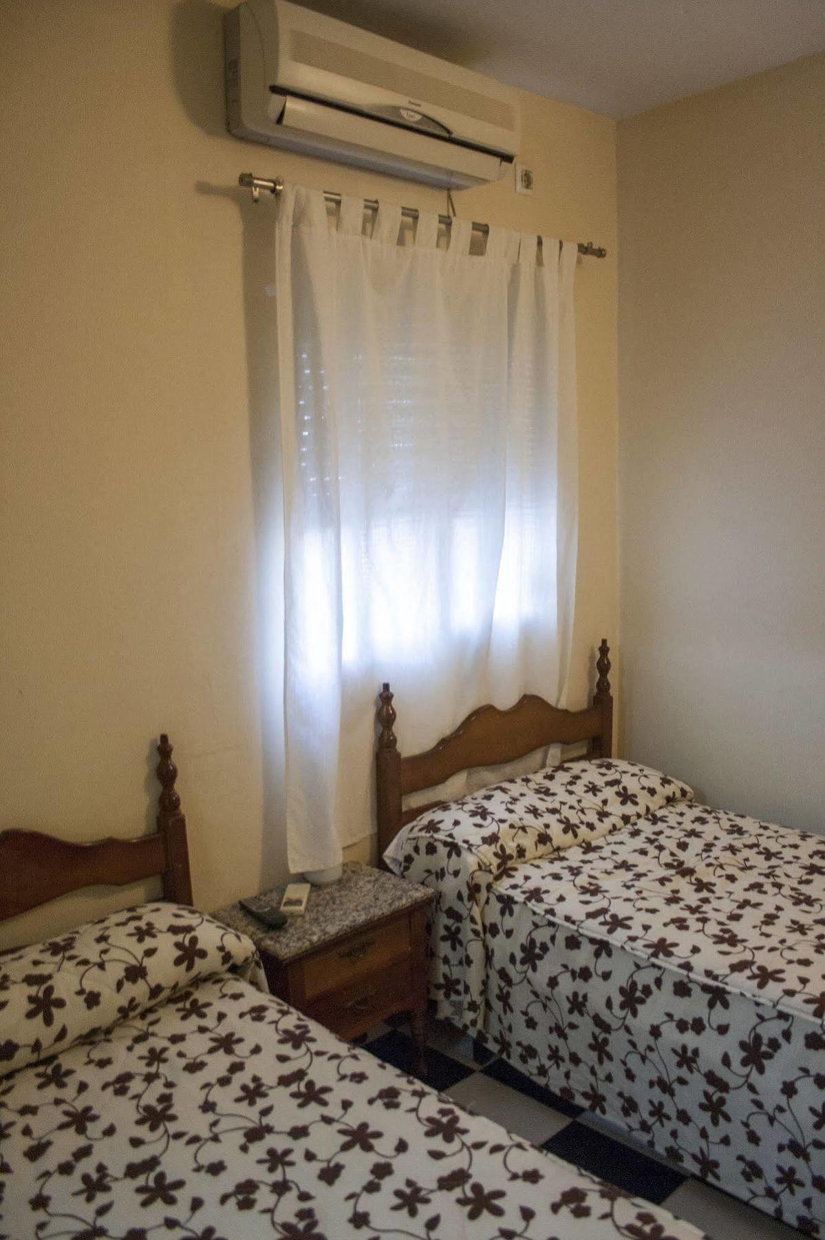 Hostal El Emigrante Dos Hermanas Buitenkant foto