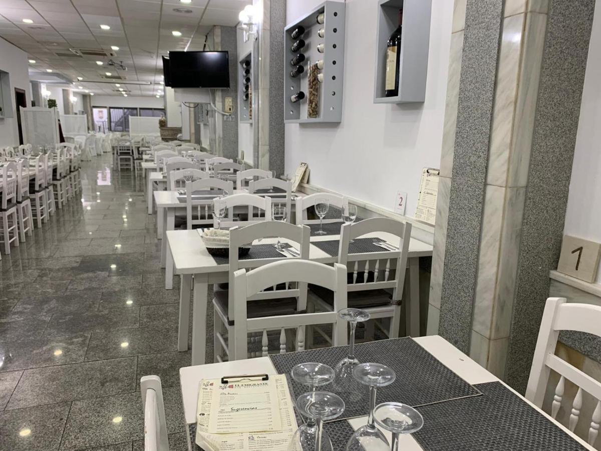 Hostal El Emigrante Dos Hermanas Buitenkant foto